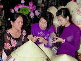 France participates at Hue traditional handicraft festival - ảnh 1
